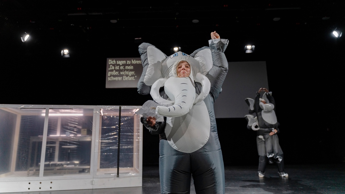 Hands up von Tyler Cunningham & Emilia Dorr