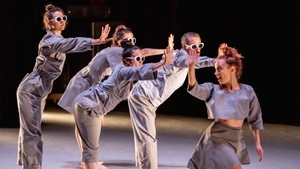 Festival explore dance #7: Schön anders (6+) / Ceren Oran & Moving Borders (München)