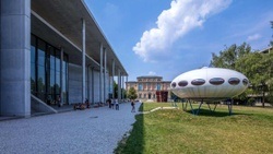 Futuro-Haus vor der Pinakothek der Moderne