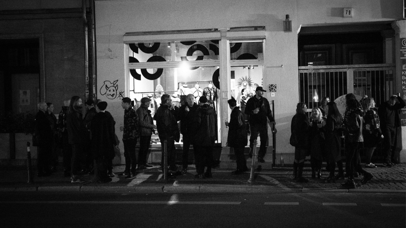BERLIN CLUB MEMES X THE CODE – ZEHN JAHRE SCHLECHTE ENTSCHEIDUNGEN