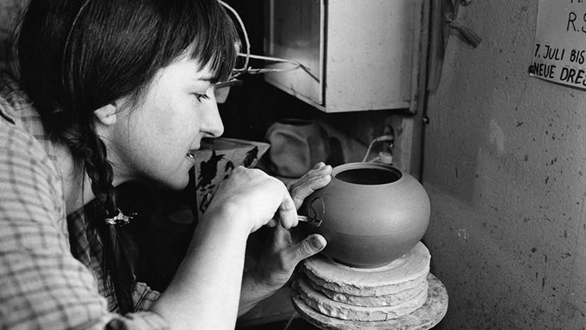 Wilfriede Maaß in ihrer Keramikwerkstatt 1986