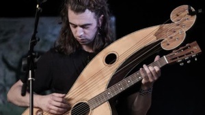 Der Gitarrist Vincent Babl in der Wolfgangskrypta