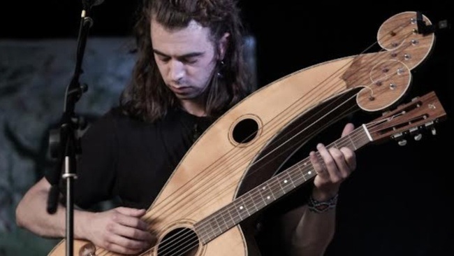 Der Gitarrist Vincent Babl in der Wolfgangskrypta