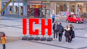 ICH.!!!-2025 - Installation im öffentlichen Raum von Angie Hiesl + Roland Kaiser in Zusammenarbeit mit Lothar Kittstein