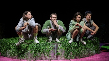 Draußen feiern die Leute