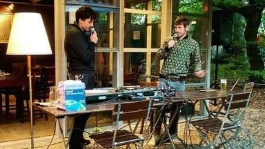 Schallplattenauktion im Biergarten mit Ben Ebelt & Max Kinski