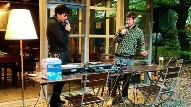 Schallplattenauktion im Biergarten mit Ben Ebelt & Max Kinski