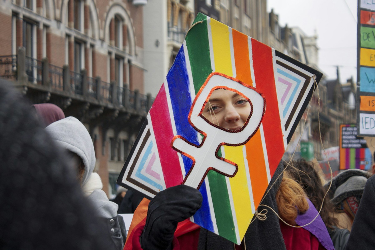 Glitter, Glue and Riot - Demoschilder basteln zum CSD