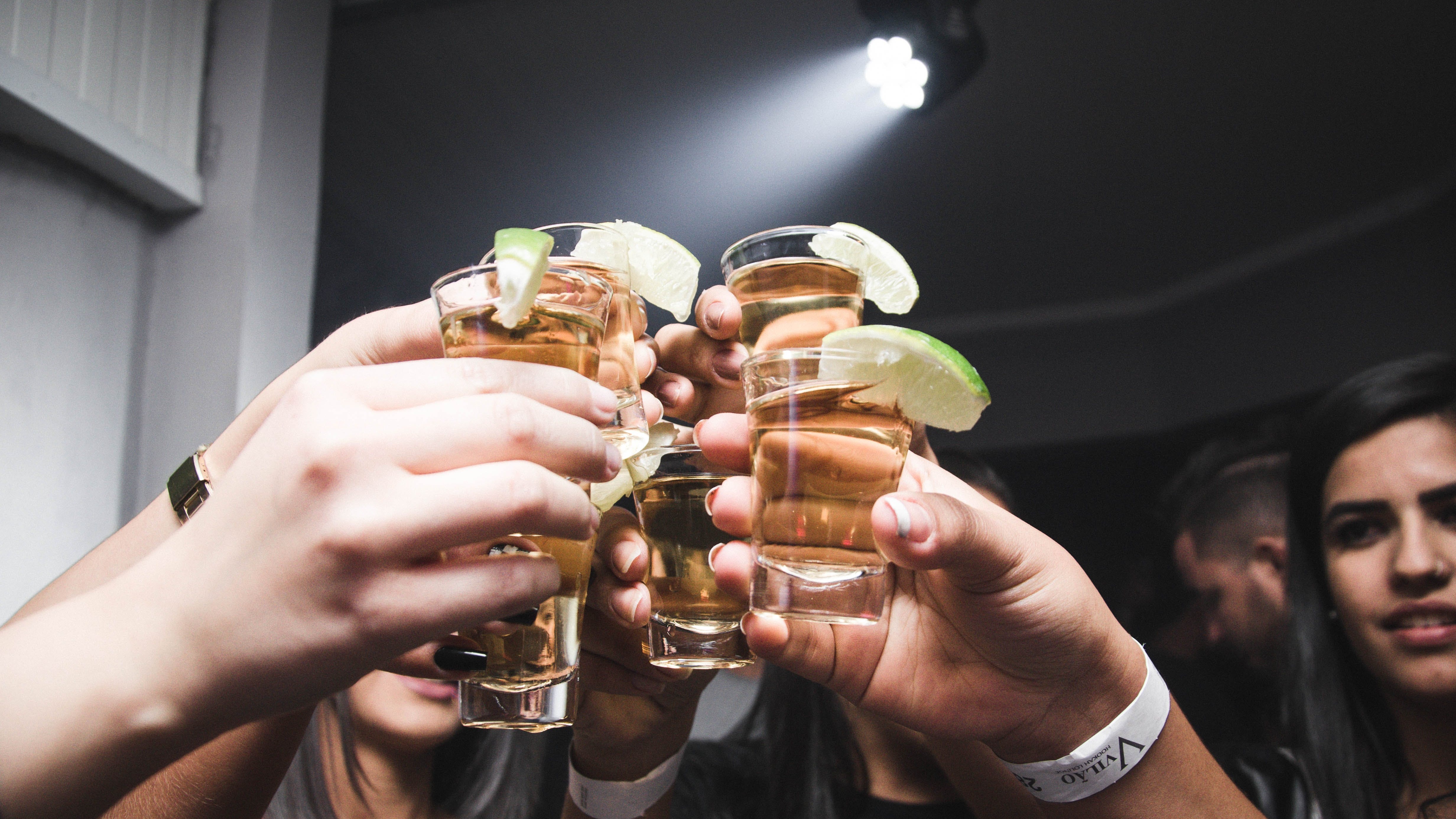 Düsseldorf Night PubCrawl: 4 Locations, Welcome Shots + Clubeintritt