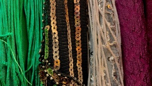 Flohmarkt mit Kostümschätzen aus dem Fundus