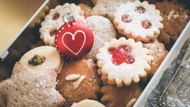 Vorweihnachtliches Plätzchenkarussell. Jede Menge Adventsgebäck für alle