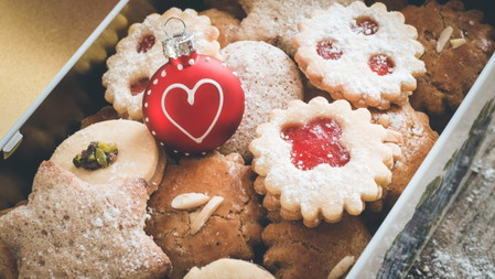 Vorweihnachtliches Plätzchenkarussell. Jede Menge Adventsgebäck für alle