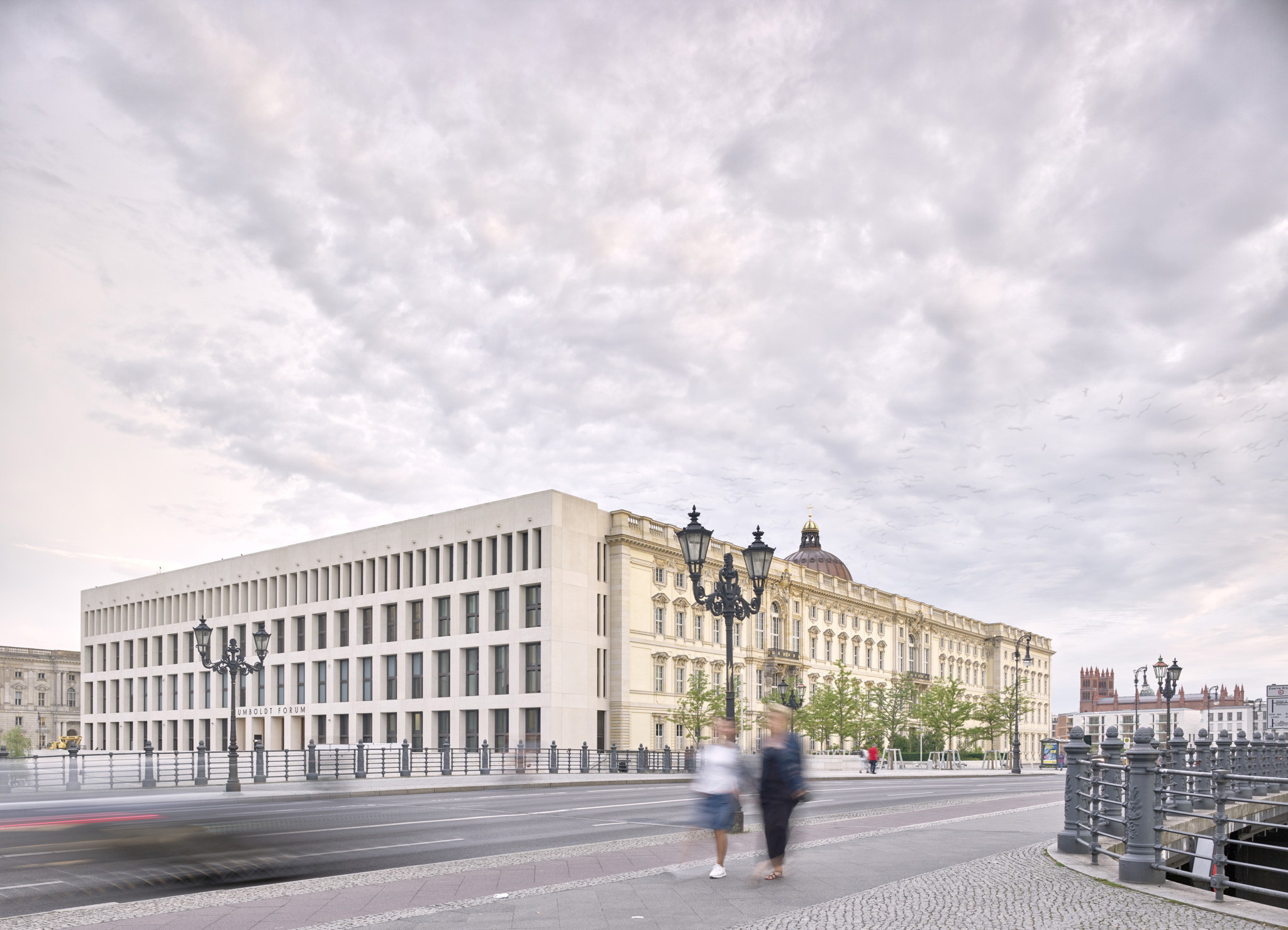 Just a facade? Architecture tour in English