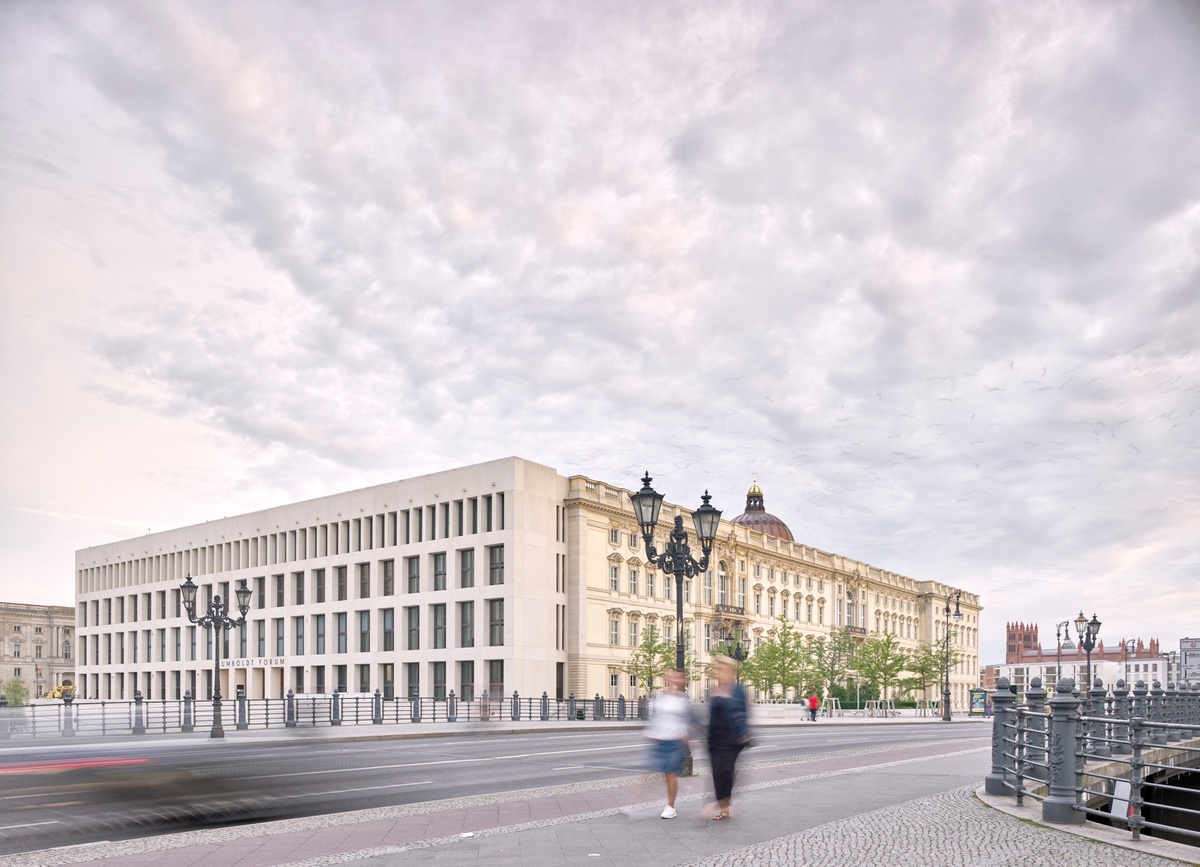Just a facade? Architecture tour in English