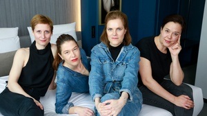 AUF ALLEN VIEREN nach dem gleichnamigen Roman von Miranda July