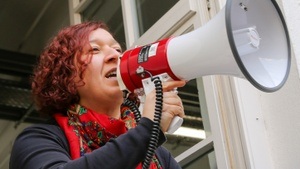 "Megalophonia" - Performance von Elianna Renner