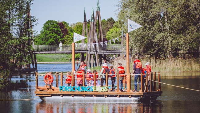 Unterwegs mit dem Forschungsfloß - Das Leben im und am Wasser