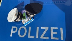 Polizist*innen lesen vor