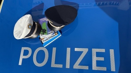 Polizist*innen lesen vor