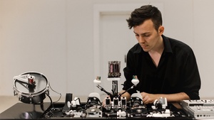 NEXT IS NOW: LIGANOVA PRÄSENTIERT ROBOTIC SOUND ARTIST MORITZ SIMON GEIST IN STUTTGART