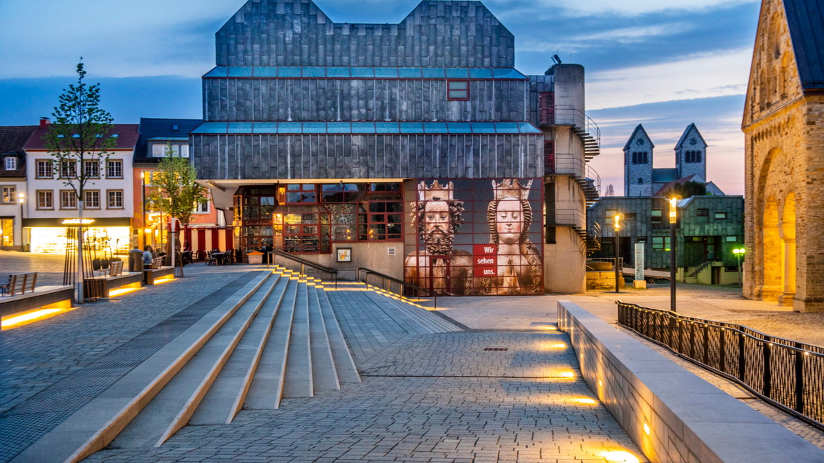 Das Diözesanmuseum Paderborn am Abend von der Seite