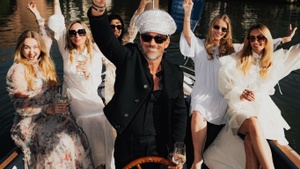 Partybootfahrt mit Kapitän in Heidelberg, privat für bis zu 12 Gäste, 1,5 Stunden, eigene Drinks erlaubt, eigenes Essen erlaubt, JBL Boombox 3 für deine Playlist an Bord!