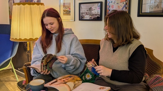 Museums-Maschen (Gemeinsames Stricken im Theatermuseum)