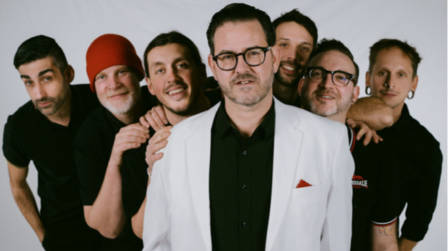 The Weihnachtsparty: Dr. Woggle and the Radio, Moe Rocks