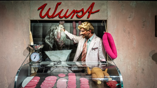 SUPER oder die Einsamkeit der Wurstwaren