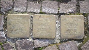 Stolpersteine: Familie Weißblüth und Samuel Hundert