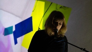 Musik-Performance "Floating through purple shadows“