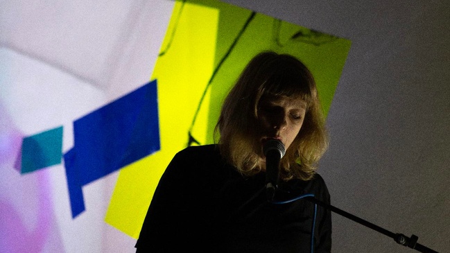 Musik-Performance "Floating through purple shadows“