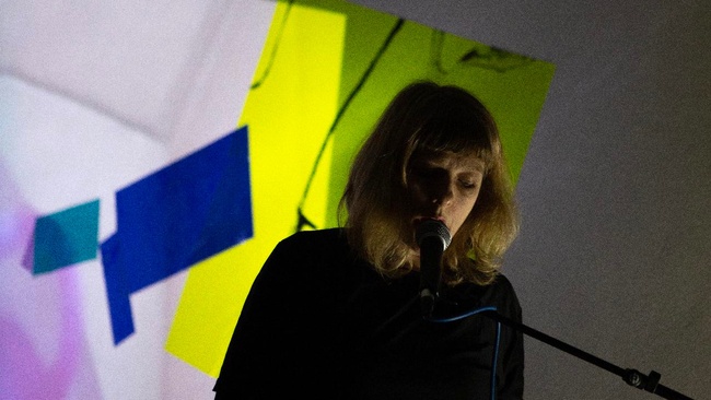 Musik-Performance "Floating through purple shadows“