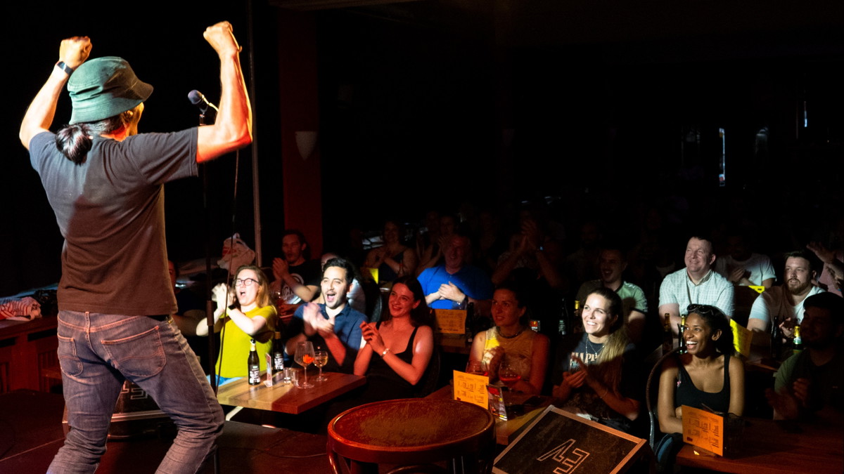 Titelbild der Veranstaltung Laughs, Pizza & Shots – English Comedy Night in the Heart of Berlin!