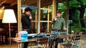 Schallplattenauktion im Biergarten mit Ben Ebelt & Max Kinski