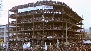 BETWEEN REVOLUTIONS (Reihe: FILM & PROTEST)