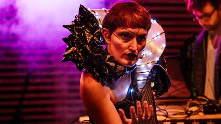 der/gelbe/klang: Aserbaidschan meets sonic suit