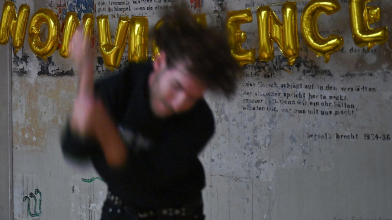 Doppel-Performance “Non-Violent Bodies” und “East German Fragilities” von Karol Filo und Mike Dele Dittrich Frydetzki