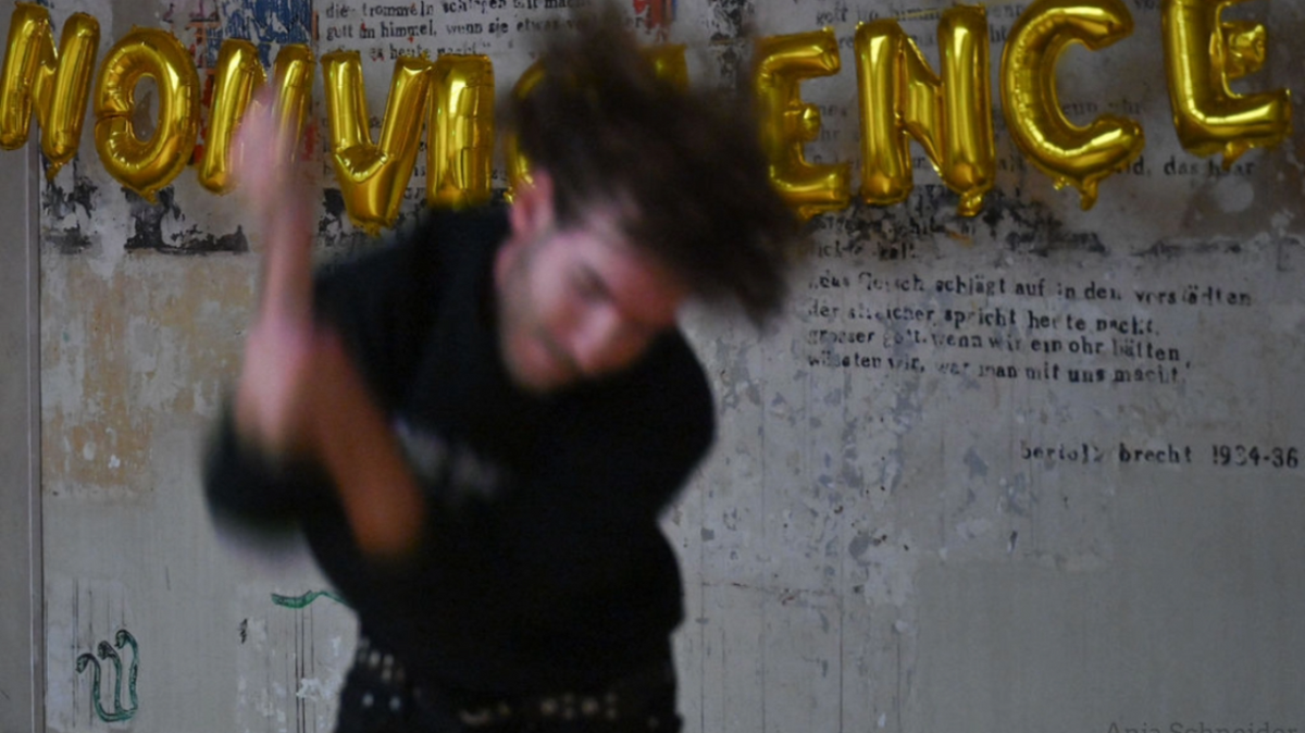 Doppel-Performance “Non-Violent Bodies” und “East German Fragilities” von Karol Filo und Mike Dele Dittrich Frydetzki