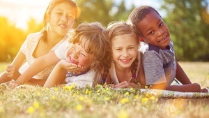 Naturworkshop: Wir bauen eine eigene Blumenpresse und bemalen sie. Ab 5 Jahren.