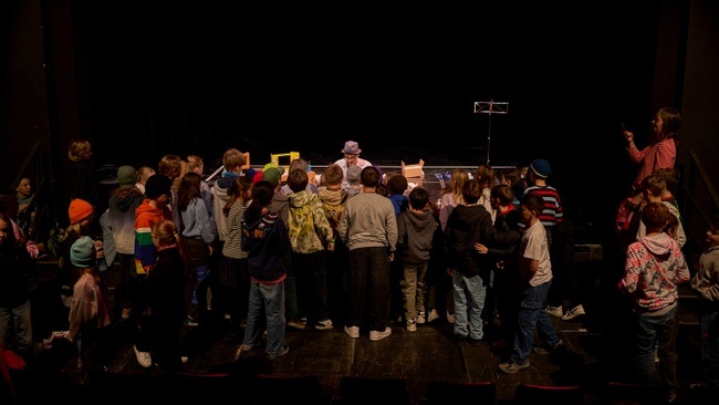 Theater Satt - Erwachsen? Ein Theaterstück für Menschen ab 6 Jahren.