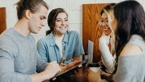 Queere Diversität im Unternehmen fördern