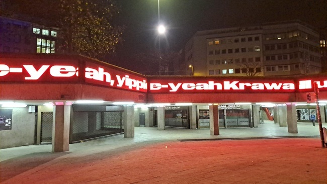 Fries KTV: Längster Karaoke Screen der Welt?