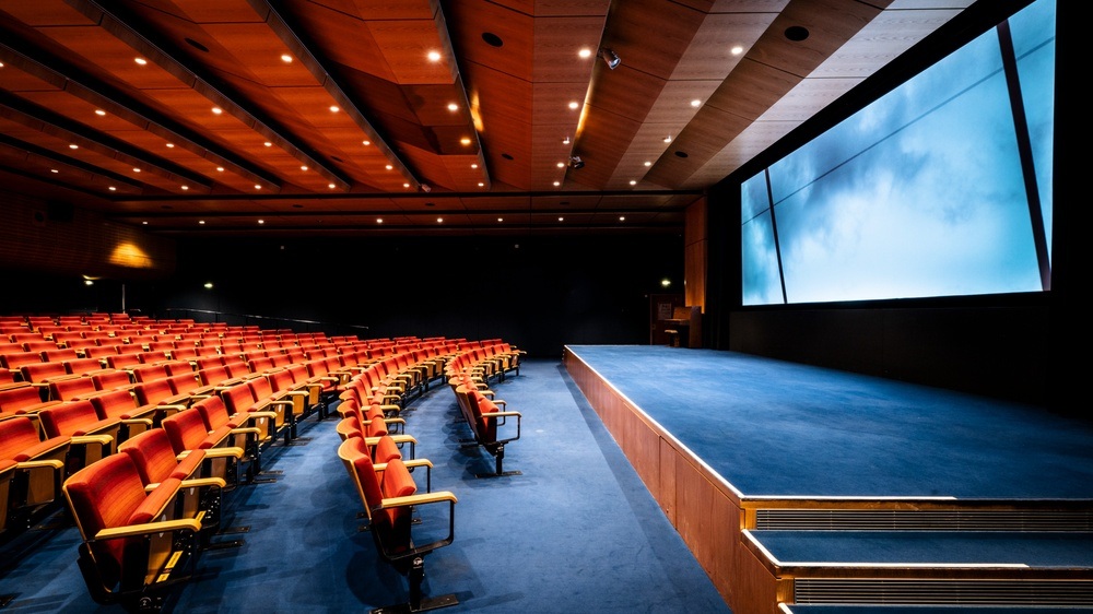 »A blur of fur and bone«