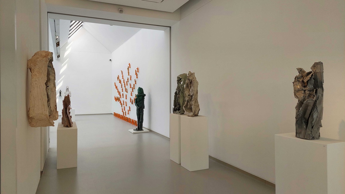 Titelbild der Veranstaltung Kuratorenführung durch die Ausstellung Paolo Porelli & Mattia Vernocchi – Werden: zwischen Materie, Geschichte und Natur