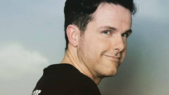 Christian Elias Korber - DUNKELROT Theater Live Performance