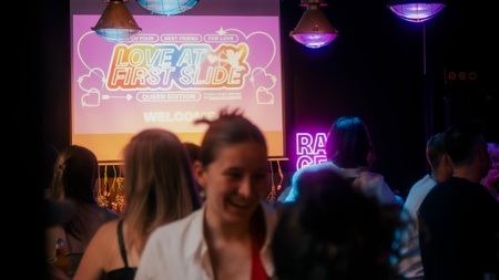 🏳️‍🌈🏳️‍⚧️ LOVE AT FIRST SLIDE QUEER EDITION München 🏳️‍🌈🏳️‍⚧️  Audience Ticket | Power Point Dating by Rausgegangen
