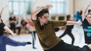 Contemporary Dance | Improvisation & Komposition mit Alexis Kyriakoulis