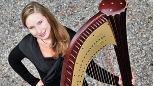 Die Harfenistin Olivia Neuhauser in der Wolfgangskrypta