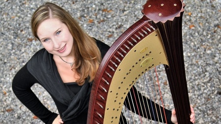 Die Harfenistin Olivia Neuhauser in der Wolfgangskrypta